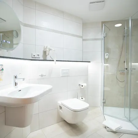 Land-gut-hotel Landhotel - Gasthof Zwoschwitz Отель Плауэн